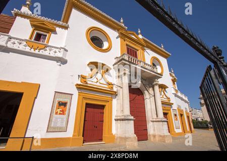 Vista frontale della Puerta del Príncipe dell'arena Maestranza di Siviglia, Andalusia, Spagna Foto Stock