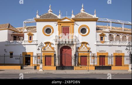 Vista frontale della Puerta del Príncipe dell'arena Maestranza di Siviglia, Andalusia, Spagna Foto Stock