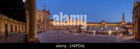 Vista panoramica notturna di Plaza de España a Siviglia Foto Stock