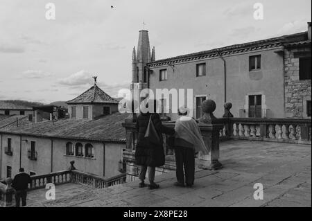 Due donne mature si trovano sulla terrazza in pietra della chiesa di Santa Maria, affacciata sugli edifici storici e su una guglia della cattedrale sullo sfondo. Foto Stock