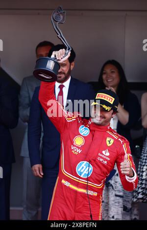 Montecarlo, Monaco. 26 maggio 2024. Carlos Sainz di Ferrari festeggia sul podio dopo la gara del Gran Premio di F1 di Monaco a Monaco il 26 maggio 2024 a Monte Carlo, Monaco. (Credit Image: © Beata Zawrzel/ZUMA Press Wire) SOLO PER USO EDITORIALE! Non per USO commerciale! Foto Stock