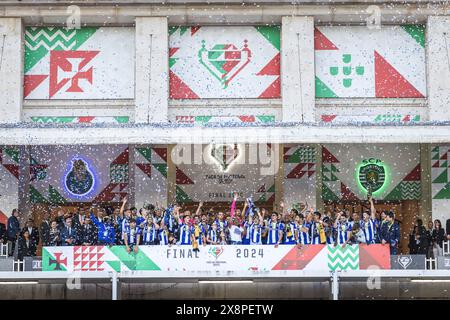 Oeiras, Portogallo. 26 maggio 2024. I giocatori del Porto festeggiano con il trofeo dopo aver vinto la finale di Coppa del Portogallo alla fine della partita tra FC Porto e Sporting CP per la finale di Coppa del Portogallo all'Estadio Nacional do Jamor. (Punteggio finale: FC Porto 2 - 1 Sporting CP) crediti: SOPA Images Limited/Alamy Live News Foto Stock