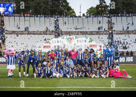 I giocatori del Porto festeggiano con il trofeo dopo aver vinto la finale di Coppa del Portogallo alla fine della partita tra FC Porto e Sporting CP per la finale di Coppa del Portogallo all'Estadio Nacional do Jamor. (Punteggio finale: FC Porto 2 - 1 Sporting CP) (foto di Henrique Casinhas / SOPA Images/Sipa USA) Foto Stock