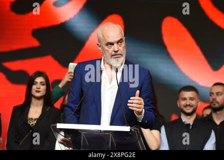 Busto Arsizio, Italia. 26 maggio 2024. Il primo ministro albanese EDI RAMA ha intrapreso un tour europeo per incontrare la diaspora albanese. Dopo l'incontro ad Atene, in Grecia, il 12 maggio 2024, ora tocca alla comunità albanese in Italia, nella città di Busto Arsizio. Gli incontri proseguiranno il 2 luglio 2024 a Londra, Inghilterra, e si concluderanno il 16 luglio 2024 a Dusseldorf, Germania. Il primo ministro RAMA si rivolge al pubblico (Credit Image: © Ervin Shulku/ZUMA Press Wire) SOLO PER USO EDITORIALE! Non per USO commerciale! Foto Stock