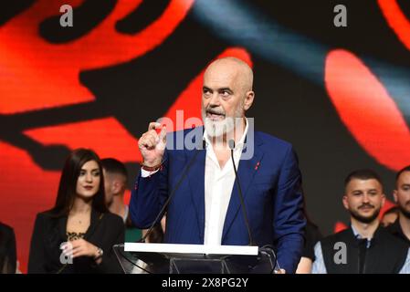 Busto Arsizio, Italia. 26 maggio 2024. Il primo ministro albanese EDI RAMA ha intrapreso un tour europeo per incontrare la diaspora albanese. Dopo l'incontro ad Atene, in Grecia, il 12 maggio 2024, ora tocca alla comunità albanese in Italia, nella città di Busto Arsizio. Gli incontri proseguiranno il 2 luglio 2024 a Londra, Inghilterra, e si concluderanno il 16 luglio 2024 a Dusseldorf, Germania. Il primo ministro RAMA si rivolge al pubblico (Credit Image: © Ervin Shulku/ZUMA Press Wire) SOLO PER USO EDITORIALE! Non per USO commerciale! Foto Stock