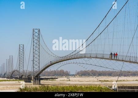 Ponte sospeso lungo Kanchanpur Dodhara Chadani Ponte del fiume Mahakali a Mahendranagar, Nepal Foto Stock