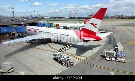 Austrian Airlines Boeing 767-3Z9ER aereo di linea su asfalto dell'aeroporto internazionale Liberty di Newark presso il ponte di imbarco passeggeri, Newark, New Jersey Foto Stock