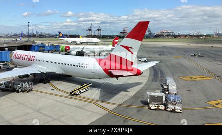 Austrian Airlines Boeing 767-3Z9ER aereo di linea su asfalto dell'aeroporto internazionale Liberty di Newark presso il ponte di imbarco passeggeri, Newark, New Jersey Foto Stock