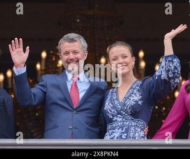 Copenaghen, Danimarca. 26 maggio 2024. COPENAGHEN 2024-05-26 la famiglia reale danese sul balcone del Palazzo di Federico VIII presso il Palazzo reale di Amalienborg mentre re Federico X di Danimarca celebra il suo 56° compleanno. Immagine: Re Frederik, la regina Maria e i loro figli il principe Cristiano, i gemelli la principessa Isabella e la principessa Giuseppina, il principe Vincenzo foto: Stefan Lindblom/TT codice 20116 credito: TT News Agency/Alamy Live News Foto Stock