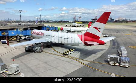 Austrian Airlines Boeing 767-3Z9ER aereo di linea su asfalto dell'aeroporto internazionale Liberty di Newark presso il ponte di imbarco passeggeri, Newark, New Jersey Foto Stock