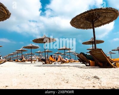 Sir Bani Yas, Emirati Arabi Uniti - 5 gennaio 2024: Una tranquilla vista del tramonto mentre i visitatori si rilassano sulle tranquille coste dell'isola. Foto Stock