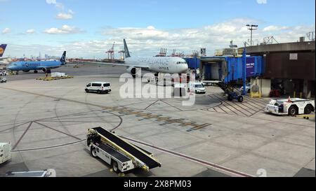 La compagnie A321neo, a sinistra, tassando al ponte di imbarco passeggeri, e United Airlines Boeing 767-400 nella livrea Star Alliance, a destra Foto Stock