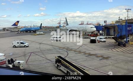 La compagnie A321neo, a sinistra, tassando al ponte di imbarco passeggeri, e United Airlines Boeing 767-400 nella livrea Star Alliance, a destra Foto Stock