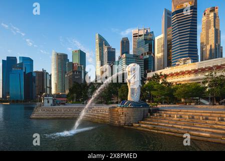 6 febbraio 2020: Statua del Merlion, la mascotte ufficiale di Singapore, a Marina Bay a Singapore. È una creatura mitica con una testa di leone e il bod Foto Stock