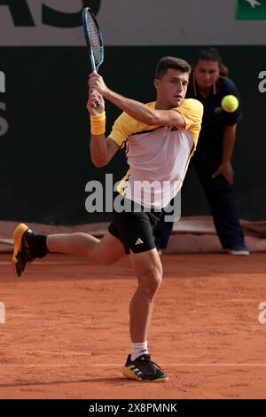 Luca Nardi dell'Italia durante il giorno 1 dell'Open di Francia 2024, Roland-Garros 2024, torneo di tennis del grande Slam il 26 maggio 2024 allo stadio Roland-Garros di Parigi, Francia - foto Jean Catuffe / DPPI Foto Stock