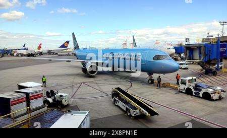 Aereo di linea la compagnie A321neo sull'asfalto dell'aeroporto internazionale Liberty di Newark presso il ponte di imbarco passeggeri, Newark, New Jersey, USA Foto Stock