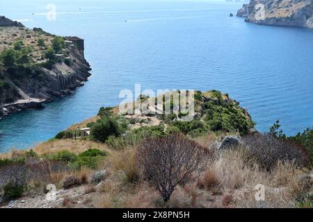 Ieranto - Punta Capitello che divide la baia Foto Stock