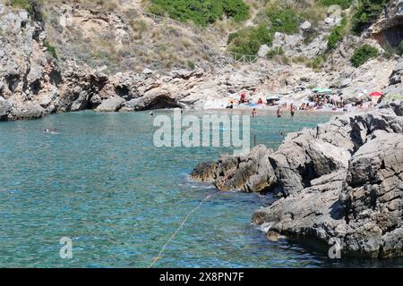 Ieranto - Scorcio della spiaggia dalla scogliera Foto Stock