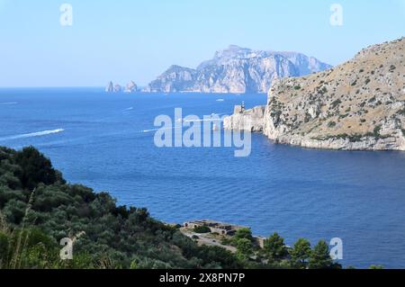 Ieranto - Scorcio di Capri dal promontorio di Punta penna Foto Stock