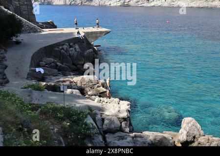 Ieranto - turisti sulla piattaforma della ex Italsider Foto Stock