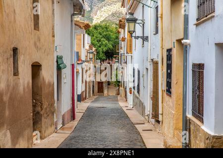 Affascinanti strade acciottolate nel centro storico di Oropesa del Mar, Spagna. Foto Stock