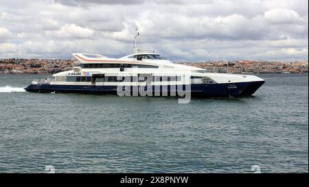 S. JULIAO, traghetto catamarano ad alta velocità in corso nell'estuario del Tago sullo sfondo del lungomare di Lisbona, vista da Almada, Lisbona, Portogallo Foto Stock