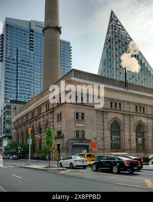 Con Edison 59th Street Station, vista dall'11th Avenue nel tardo pomeriggio, New York, NY, USA Foto Stock