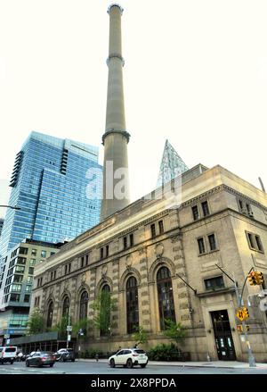 Con Edison 59th Street Station, vista dall'11th Avenue nel tardo pomeriggio, New York, NY, USA Foto Stock