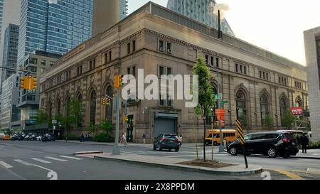 Con Edison 59th Street Station, vista dall'11th Avenue nel tardo pomeriggio, New York, NY, USA Foto Stock