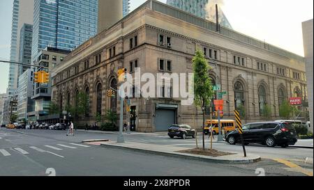 Con Edison 59th Street Station, vista dall'11th Avenue nel tardo pomeriggio, New York, NY, USA Foto Stock