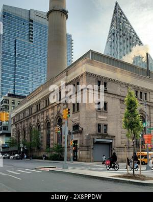 Con Edison 59th Street Station, vista dall'11th Avenue nel tardo pomeriggio, New York, NY, USA Foto Stock