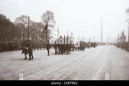 La processione funebre del maresciallo Foch passando per l'obelisco di Luxor a Parigi, 25 marzo 1928 Foto Stock