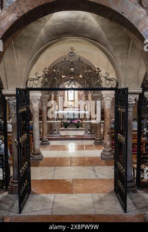 Dettaglio di uno spazio interno della Cattedrale di Modena, Italia Foto Stock