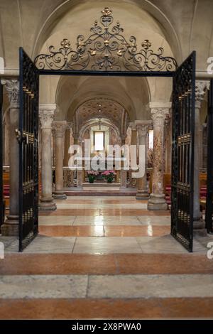 Dettaglio di uno spazio interno della Cattedrale di Modena, Italia Foto Stock