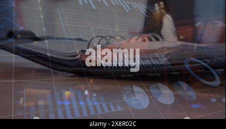 Immagine dell'elaborazione dei dati statistici rispetto alla vista ravvicinata di un diario aperto sul tavolo dell'ufficio Foto Stock