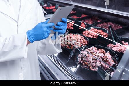 Specialista del controllo della qualità alimentare che esamina i frutti di mare nei supermercati, primo piano Foto Stock