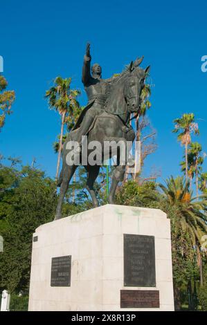 Spagna: Statua equestre di Simon Bolivar (24 luglio 1783 - 17 dicembre 1830), il Liberatore d'America, Parque de Maria Luisa, Siviglia. Scolpito da Emilio Luiz Campos (1917 - 1983), 1981. Simón José Antonio de la Santísima Trinidad Bolívar Palacios Ponte y Blanco è stato un militare e politico venezuelano che ha guidato quelli che sono attualmente i paesi di Colombia, Venezuela, Ecuador, Perù, Panama, e la Bolivia all'indipendenza dall'Impero spagnolo. È conosciuto colloquialmente come El Libertador, o il Liberatore d'America. Foto Stock