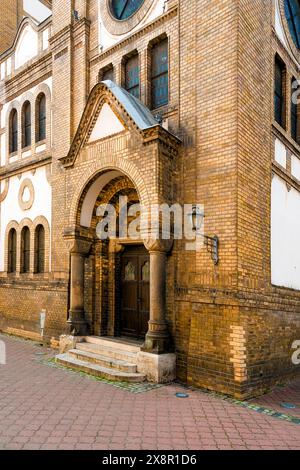 Sinagoga Novi Sad, monumento culturale di eccezionale importanza e patrimonio culturale della Serbia. Costruito dalla comunità ebraica tra il 1905 e il 1909. Foto Stock