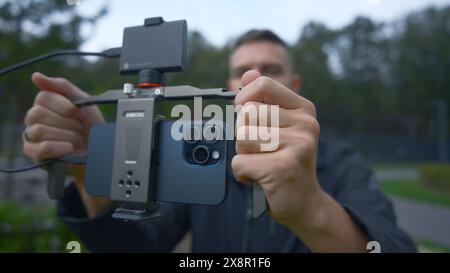 Regno Unito, Londra - 15 settembre 2023: L'uomo spara professionalmente al telefono con stabilizzatore. Azione. Riprese cinematografiche sul nuovo iPhone 15 Pro. Sparare con Foto Stock