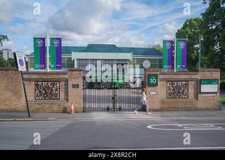 Wimbledon Londra, Regno Unito. 27 maggio 2024. Gli striscioni sono esposti presso l'All England Lawn Tennis Club (AELTC) in onore dei campioni di singolare del 2023 Carlos Alcaraz e Marketa Vondrousova. I campionati di tennis sull'erba di Wimbledon iniziano il 1-14 luglio. Crediti: amer ghazzal/Alamy Live News Foto Stock