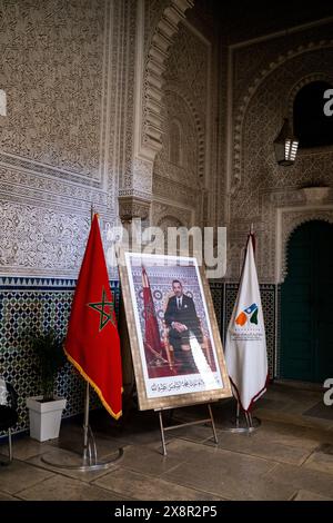 Un ritratto di re Mohammed vi con bandiere marocchine al Mahkama di Pacha a Casablanca, Casablanca-Settat, Marocco, il 7 ottobre 2023. Il Mahkama di Foto Stock