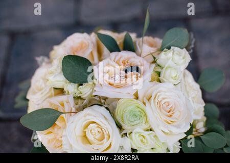 Matrimoni in un bouquet di rose bianche e verde Foto Stock