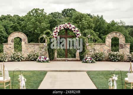 Arco di nozze floreale in un'elegante cerimonia all'aperto Foto Stock