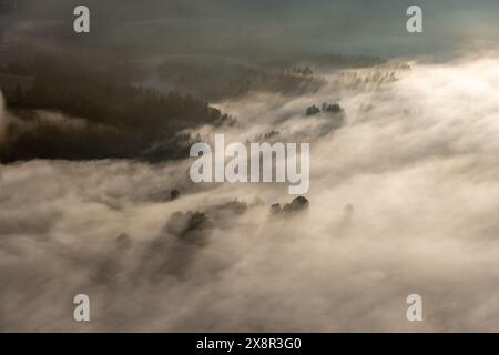 Tradizionale casale tirolese nelle nebbiose Alpi di KitzbÃ¼heler, Austria Foto Stock