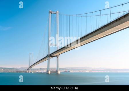 Ponte Osmangazi (Izmit Bay Bridge) situato a Izmit, Kocaeli, Turchia. Ponte sospeso acquisito con tecnica a lunga esposizione Foto Stock