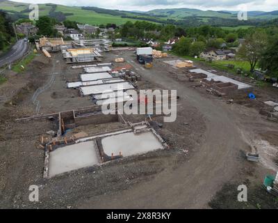 Selkirk, Regno Unito. 28 maggio 2024. Il cantiere di Hillside Terrace a Selkirk, Scottish Borders, lunedì 27 maggio 2024. Il sito è stato bloccato e un avviso che mostra restrizioni da parte del Consiglio degli Scottish Borders è stato pubblicato sulla recinzione heras. Il sito è stato avviato dalla costruzione locale e dagli sviluppatori JS Crawford di Melrose. Il testo recita: "L'accesso a questo sito è stato chiuso dallo Scottish Borders Council. Chiunque abbia bisogno di accedere al sito deve contattarci al numero 01835 824000 (est. 6640) durante il normale orario di ufficio." Crediti: Rob Gray/Alamy Live News Foto Stock