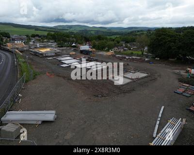 Selkirk, Regno Unito. 28 maggio 2024. Il cantiere di Hillside Terrace a Selkirk, Scottish Borders, lunedì 27 maggio 2024. Il sito è stato bloccato e un avviso che mostra restrizioni da parte del Consiglio degli Scottish Borders è stato pubblicato sulla recinzione heras. Il sito è stato avviato dalla costruzione locale e dagli sviluppatori JS Crawford di Melrose. Il testo recita: "L'accesso a questo sito è stato chiuso dallo Scottish Borders Council. Chiunque abbia bisogno di accedere al sito deve contattarci al numero 01835 824000 (est. 6640) durante il normale orario di ufficio." Crediti: Rob Gray/Alamy Live News Foto Stock