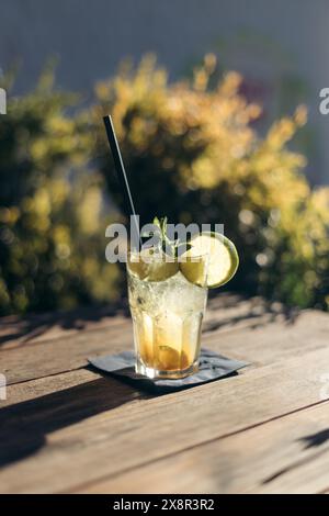 Rinfrescante mojito di mango su un tavolo soleggiato, perfetto rinfresco estivo Foto Stock