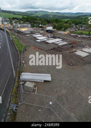 Selkirk, Regno Unito. 28 maggio 2024. Il cantiere di Hillside Terrace a Selkirk, Scottish Borders, lunedì 27 maggio 2024. Il sito è stato bloccato e un avviso che mostra restrizioni da parte del Consiglio degli Scottish Borders è stato pubblicato sulla recinzione heras. Il sito è stato avviato dalla costruzione locale e dagli sviluppatori JS Crawford di Melrose. Il testo recita: "L'accesso a questo sito è stato chiuso dallo Scottish Borders Council. Chiunque abbia bisogno di accedere al sito deve contattarci al numero 01835 824000 (est. 6640) durante il normale orario di ufficio." Crediti: Rob Gray/Alamy Live News Foto Stock