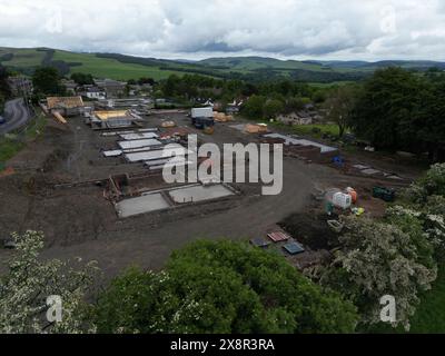 Selkirk, Regno Unito. 28 maggio 2024. Il cantiere di Hillside Terrace a Selkirk, Scottish Borders, lunedì 27 maggio 2024. Il sito è stato bloccato e un avviso che mostra restrizioni da parte del Consiglio degli Scottish Borders è stato pubblicato sulla recinzione heras. Il sito è stato avviato dalla costruzione locale e dagli sviluppatori JS Crawford di Melrose. Il testo recita: "L'accesso a questo sito è stato chiuso dallo Scottish Borders Council. Chiunque abbia bisogno di accedere al sito deve contattarci al numero 01835 824000 (est. 6640) durante il normale orario di ufficio." Crediti: Rob Gray/Alamy Live News Foto Stock